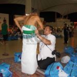 Petugas PPIH membantu pemakaian kain ihram jamaah haji Indonesia (Republika)