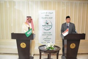Menteri Agama RI Lukman Hakim Saifuddin (kanan) bertemu Menteri Haji dan Umrah Arab Saudi, Muhammad Saleh Benten.